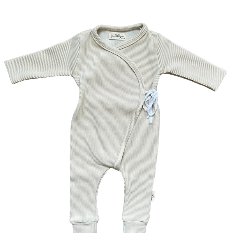 boxpakje rib natural beige. boxpakje voor babys van een ribstof in een zandkleur.