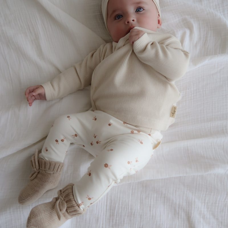 complete baby outfit. setje fine fleurs. haarbandje in ribstof. overslagshirtje beige ribstof. broekje met kleine bloemetjes. zandkleurige slofjes.