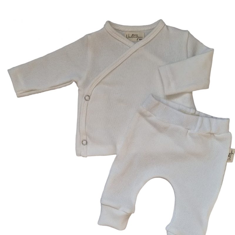 op de foto staat een setje van de katoen in de kleur ecru. rich results on Google's SERP when searching for baby clothes or newborn set. baby overslagshirtjes, baby broekjes en baby kleding in de kleur beige. Wij noemen deze het Overslagshirtje katoen ecru drukknoopjes.