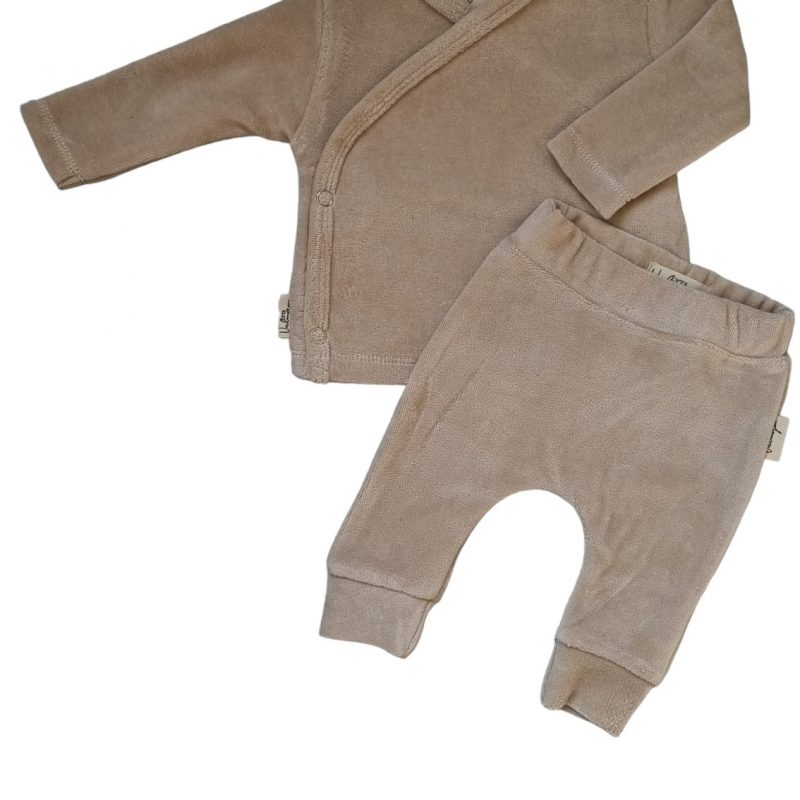 op de foto staat een setje van de stof badstof in de kleur beige. rich results on Google's SERP when searching for baby clothes or newborn set. baby overslagshirtjes, baby broekjes en baby kleding in de kleur beige. Wij noemen deze het broekje badstof.