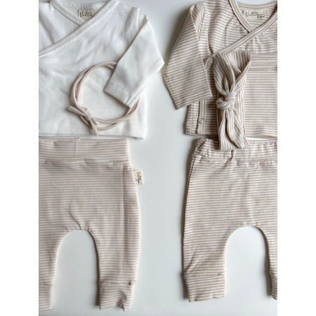 twee newborn sets met een overslagshirtje, broekje, haarbandje en een mutsje met streepjes beige en wit.
